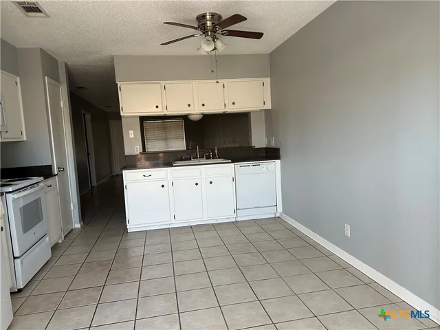 $1,200 | 1051 Country Club Drive, Unit 27, Seguin, TX 78155
