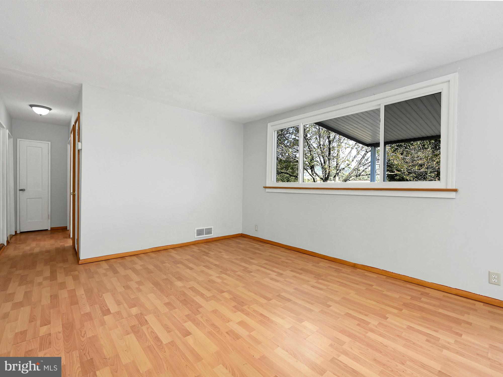 90 Arnold Road Enola, PA 17025 - Photo 5 of 22 Living Room
