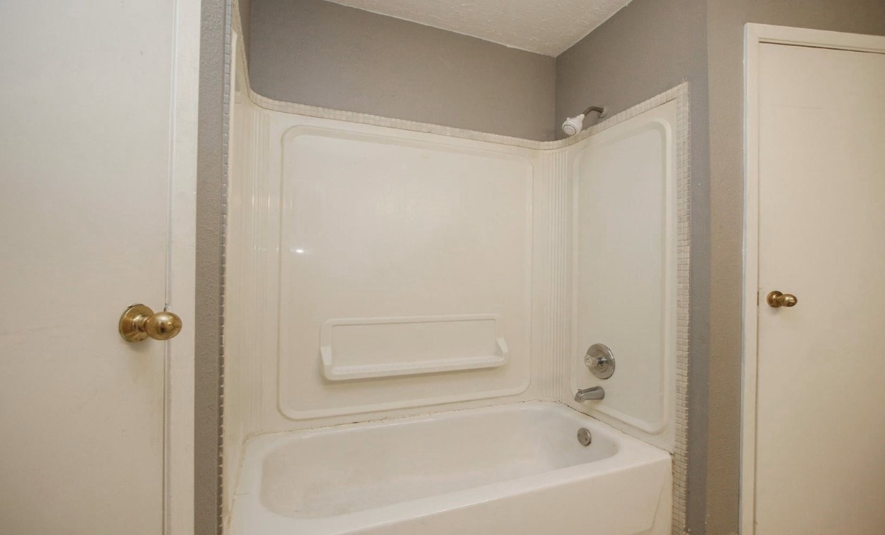 3111 Oak Rock Spring, TX 77373 - Photo 15 of 21 a bathroom with a bathtub