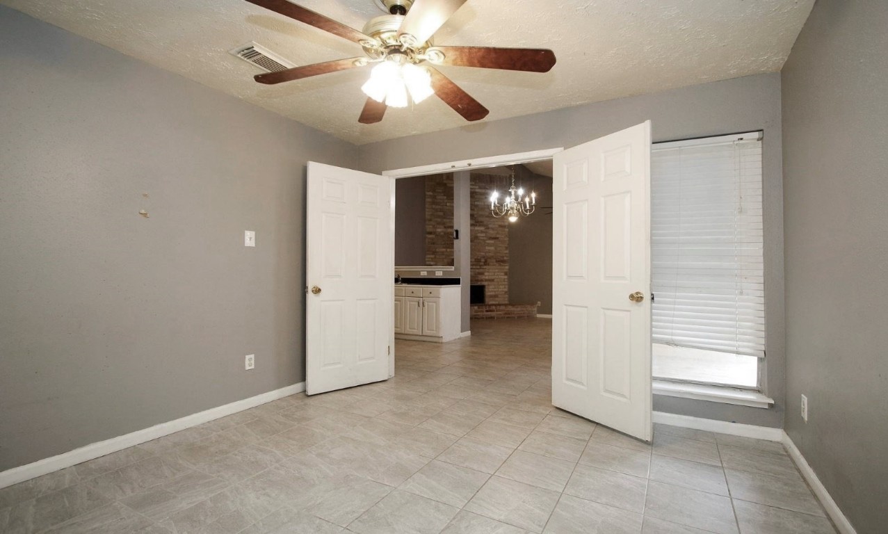 3111 Oak Rock Spring, TX 77373 - Photo 19 of 21 an empty room with closet and a ceiling fan