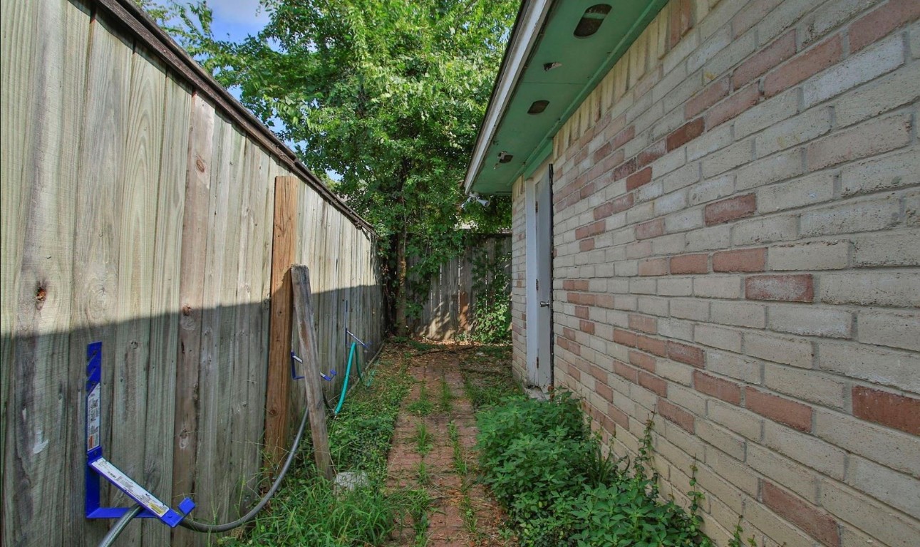 3111 Oak Rock Spring, TX 77373 - Photo 20 of 21 a view of a pathway of a house