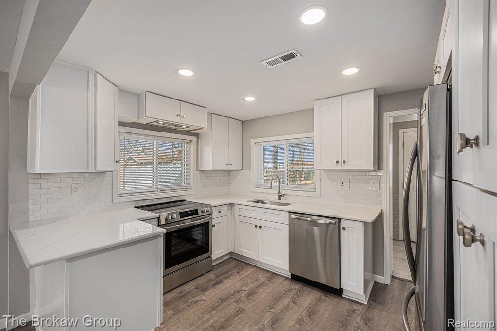 2985 Hessel Avenue Rochester Hills, MI 48307 - Photo 11 of 20