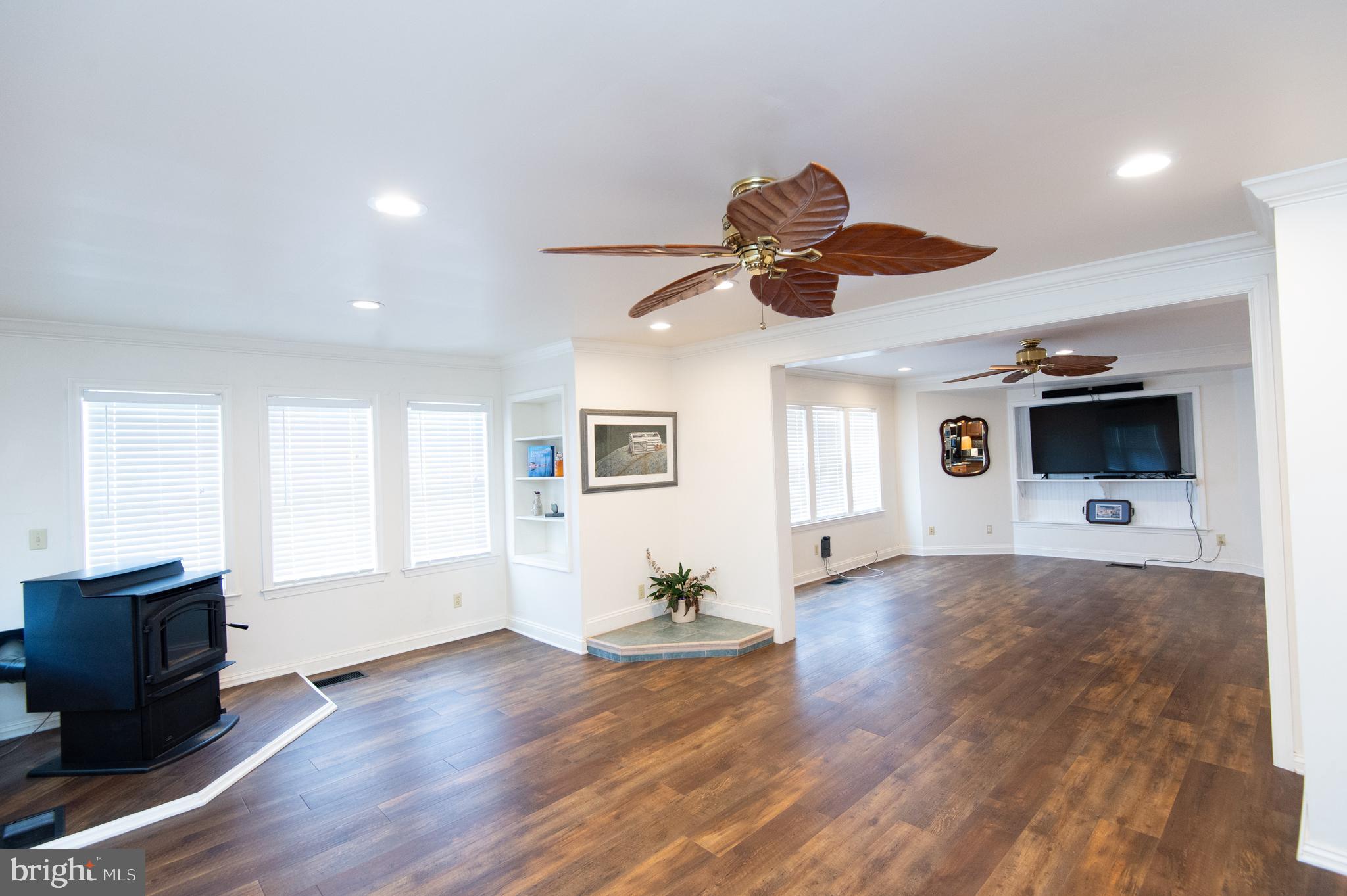2407 Hoopers Island Road Fishing Creek, MD 21634 - Photo 18 of 69 Living Room with ceiling fan