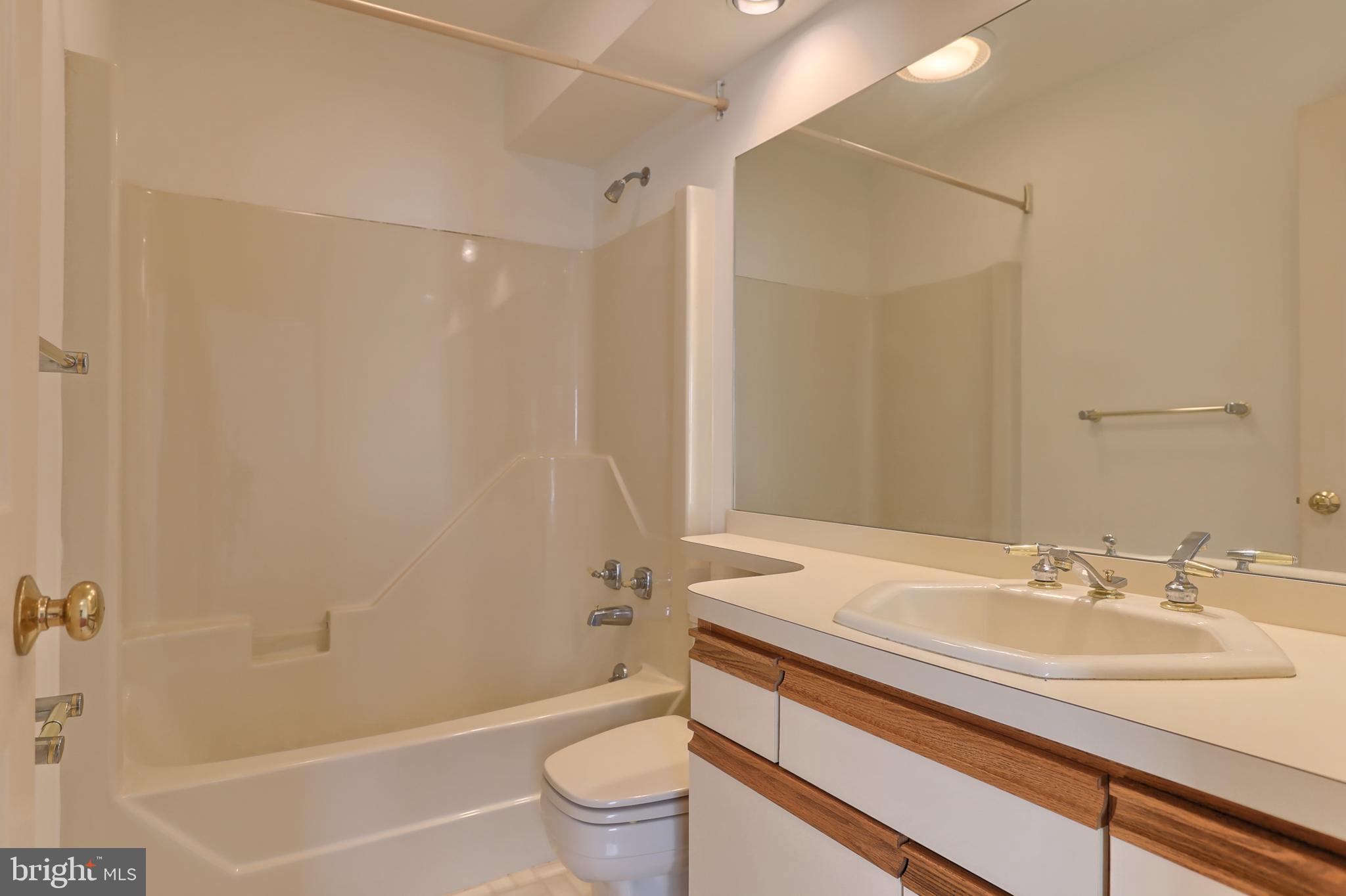77 Cambridge Drive Hershey, PA 17033 - Photo 22 of 33 2nd level main bath shower/tub combo