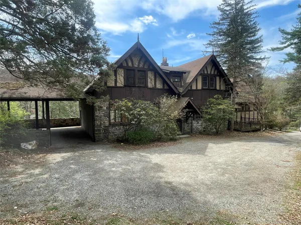 $1,100,000 | 32 East Lake Stable Road, Tuxedo Park, NY 10987