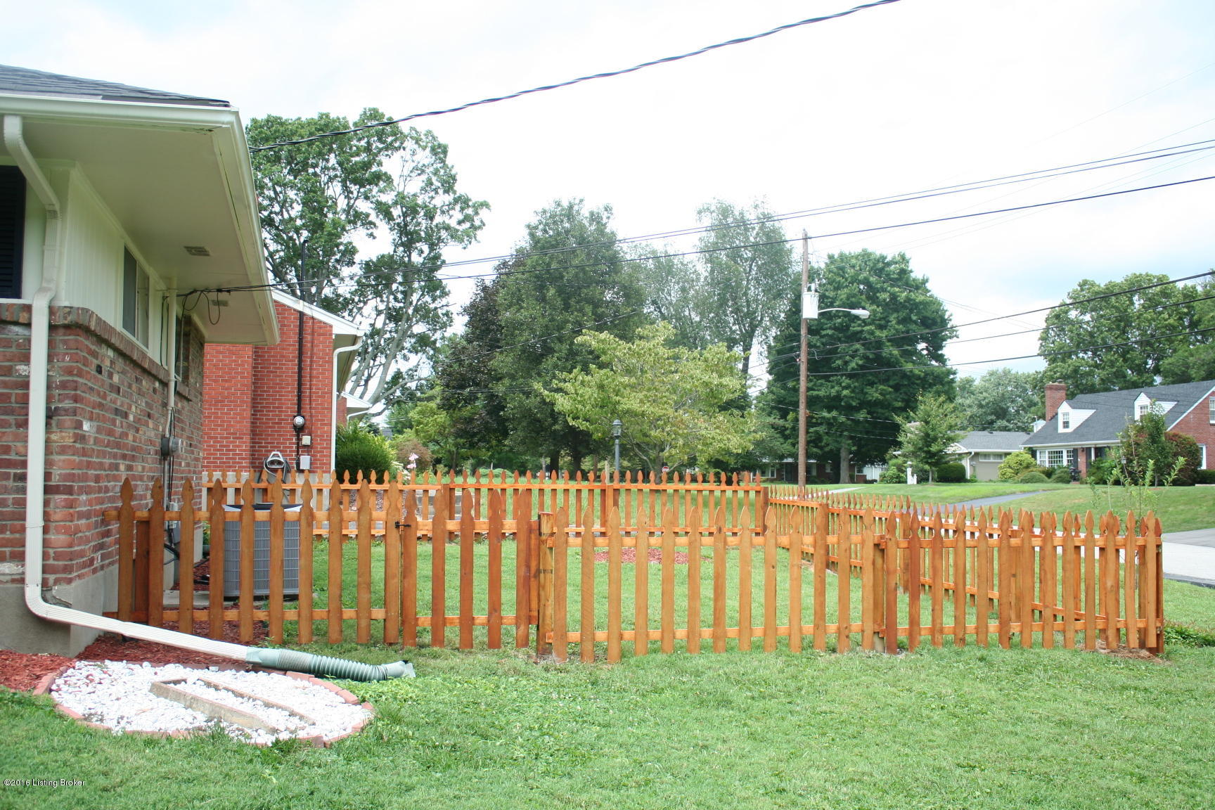 4247 Middlebrook Road Louisville, KY 40207 - Photo 42 of 49 Middlebrook side yard