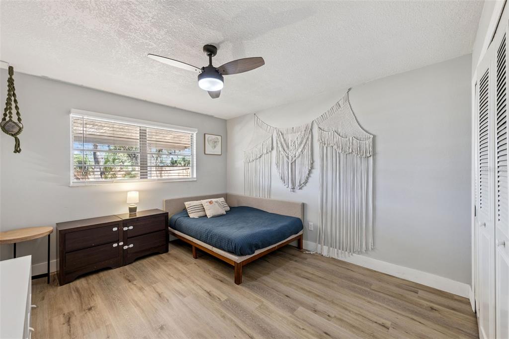 549 Iris Street Altamonte Springs, FL 32714 - Photo 19 of 28 a living room with a bed and a window