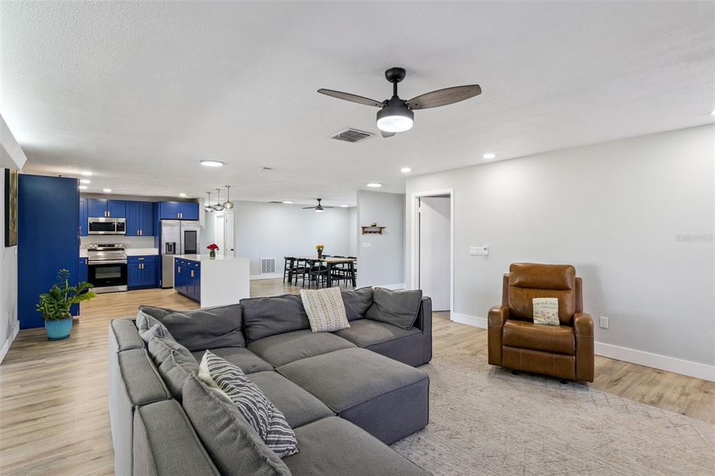 549 Iris Street Altamonte Springs, FL 32714 - Photo 4 of 28 a living room with furniture and a ceiling fan