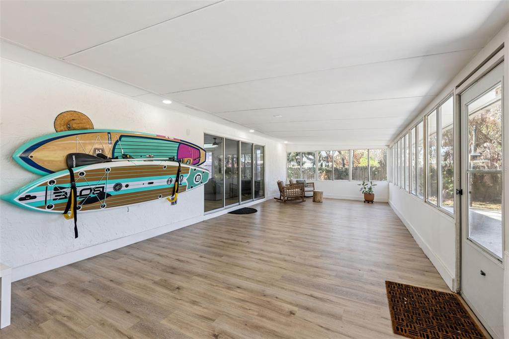 549 Iris Street Altamonte Springs, FL 32714 - Photo 5 of 28 a room with gym equipment