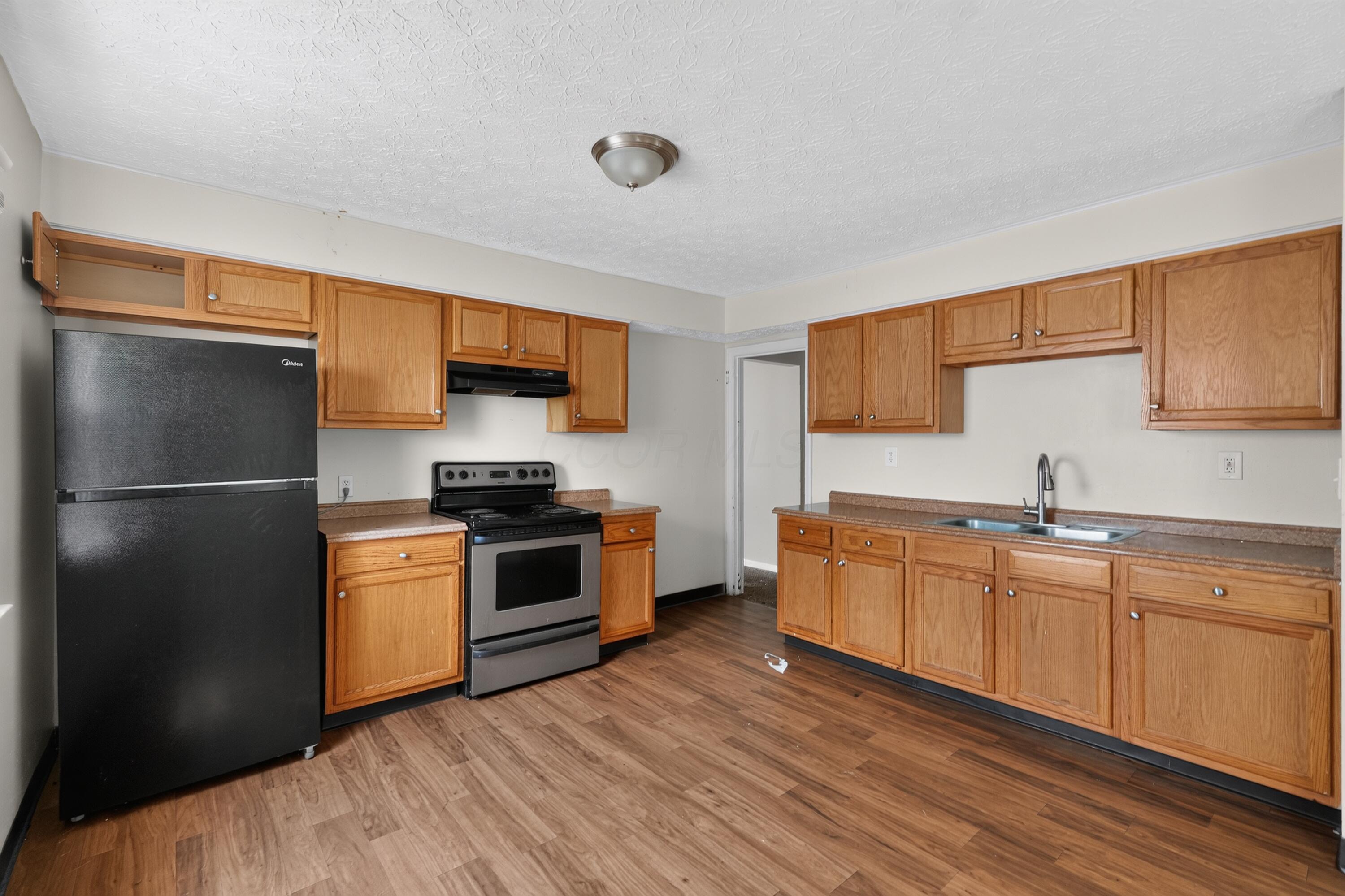 584 South Ashburton Road Columbus, OH 43213 - Photo 11 of 22 11_584_S_Ashburton_Rd-Kitchen-8168