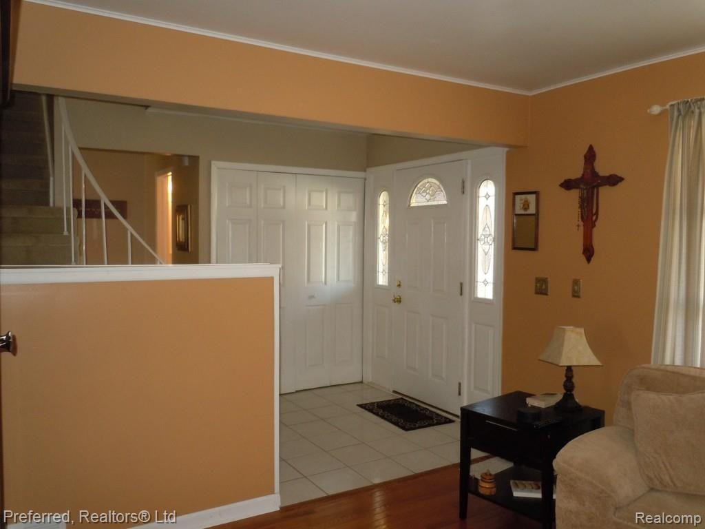 8334 Mannington Road Canton, MI 48187 - Photo 4 of 26 INVITING FOYER