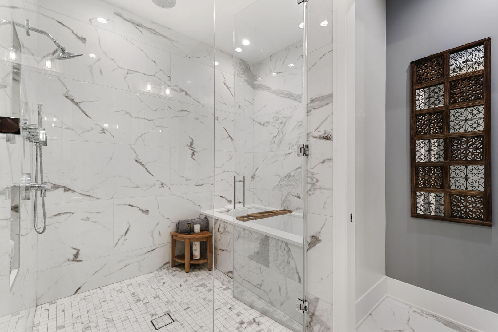195 North Addison Avenue, Unit 303 Elmhurst, IL 60126 - Photo 15 of 30 a bathroom with shower