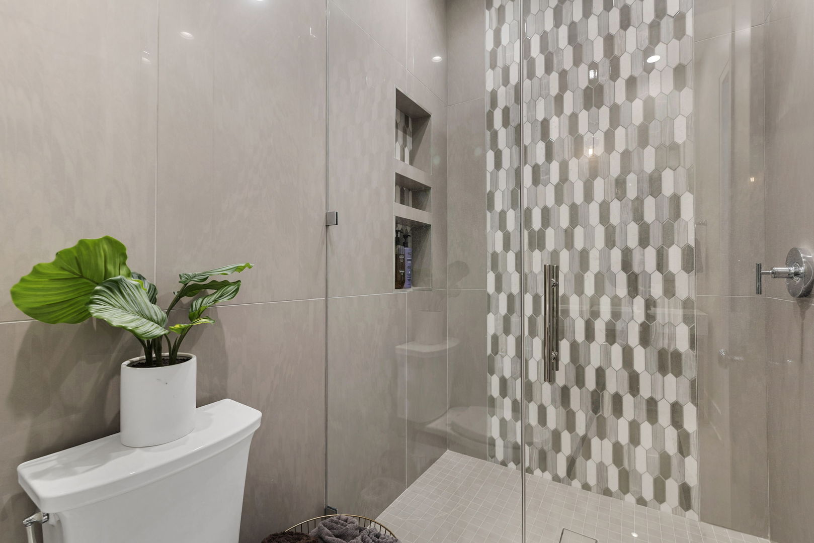 195 North Addison Avenue, Unit 303 Elmhurst, IL 60126 - Photo 23 of 30 a bathroom with a toilet sink and shower curtain