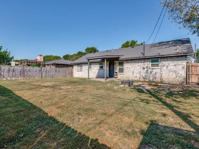a view of a house with a backyard