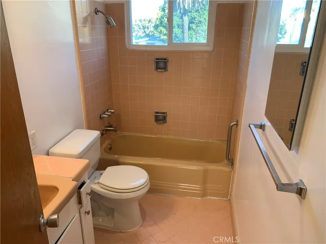 $1,900 | 528 Cedar Avenue, Unit 3D, Long Beach, CA 90802