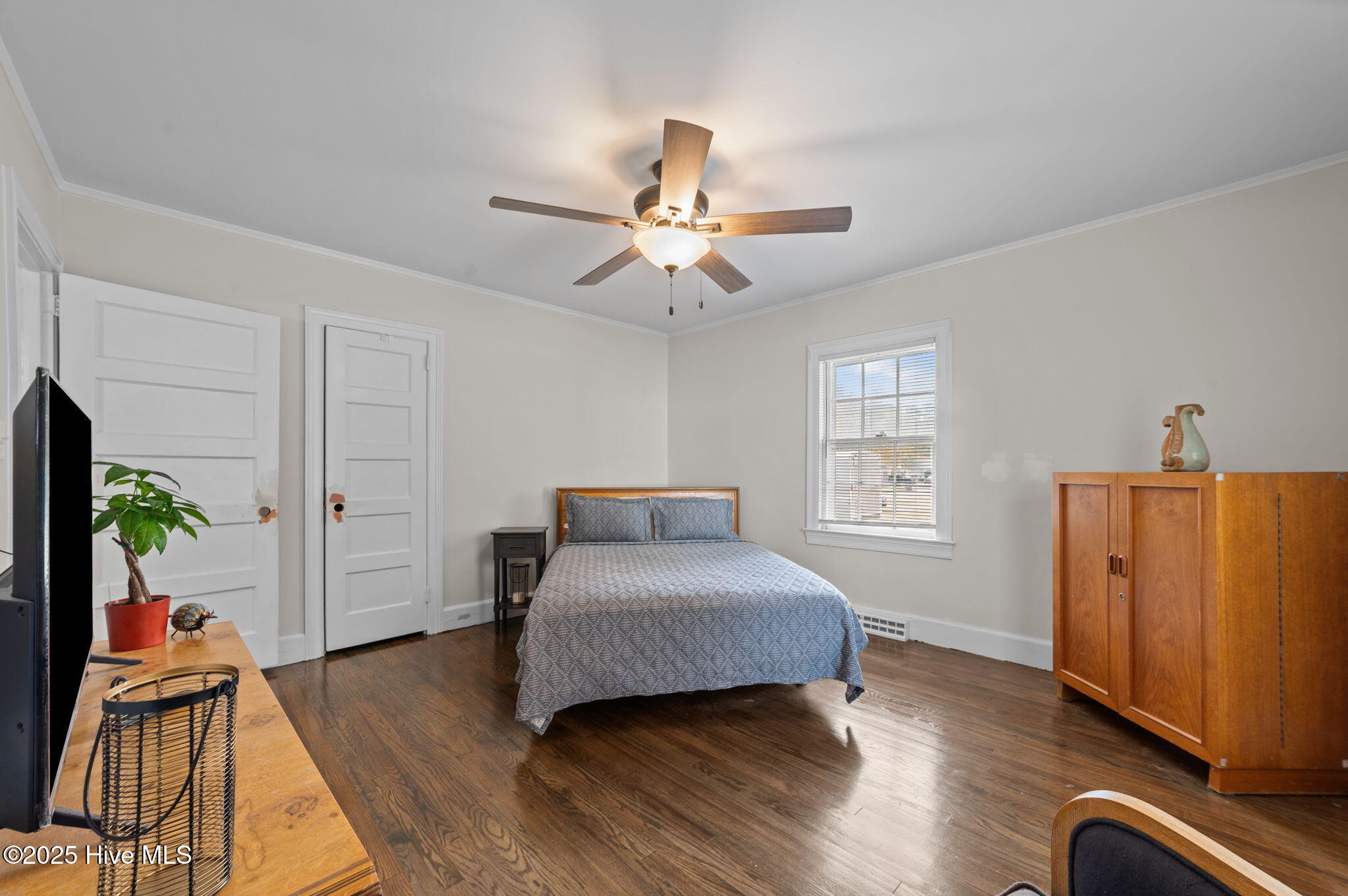 1500 Pollock Street Kinston, NC 28501 - Photo 20 of 51 Bedroom 3 w/ Hardwood Floors