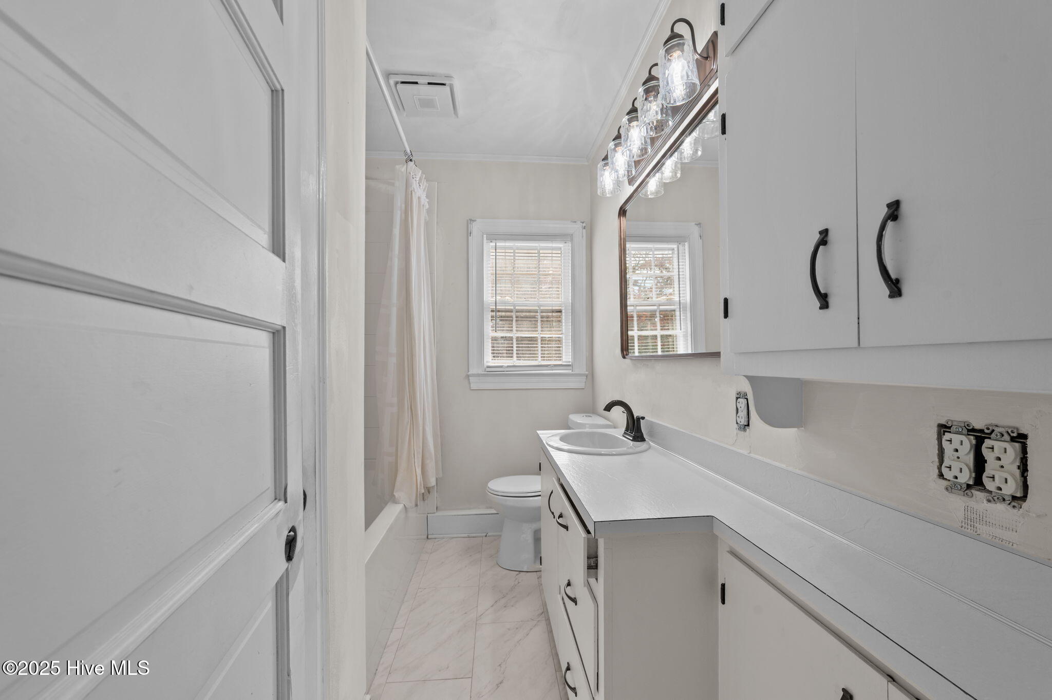 1500 Pollock Street Kinston, NC 28501 - Photo 27 of 51 First Floor Full Bathroom