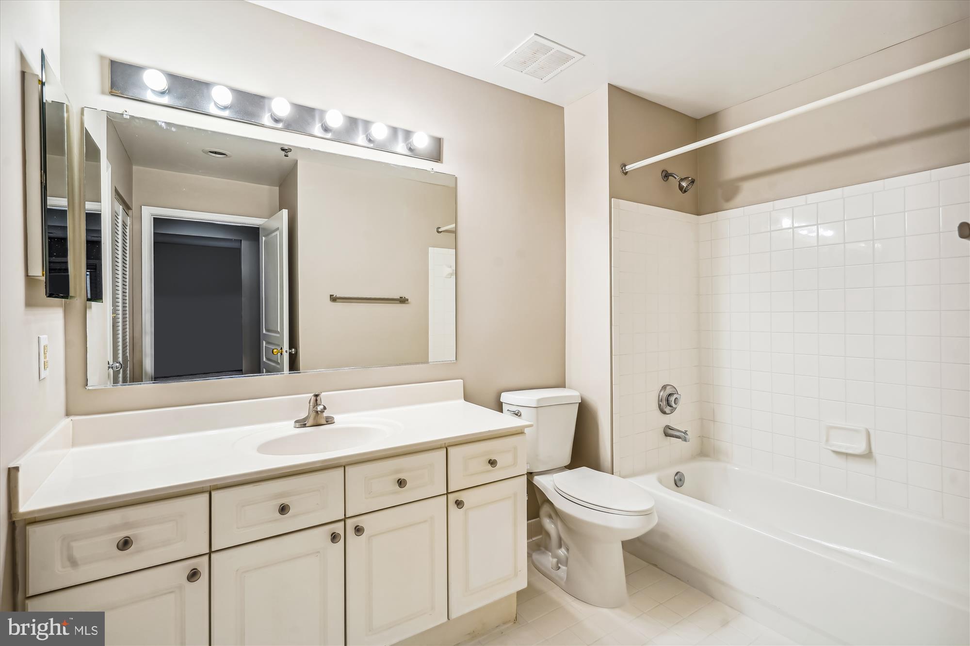 5563 Seminary Road, Unit 112 Falls Church, VA 22041 - Photo 20 of 33 Primary Bath