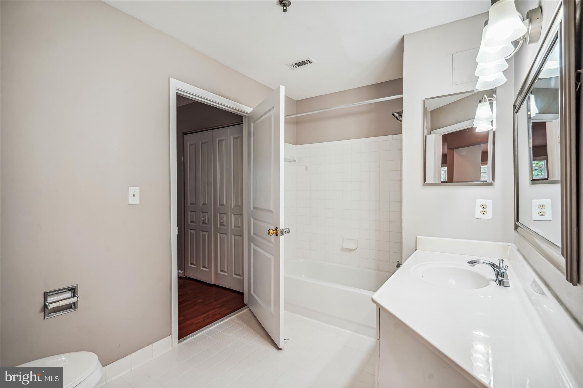 5563 Seminary Road, Unit 112 Falls Church, VA 22041 - Photo 24 of 33 Bath