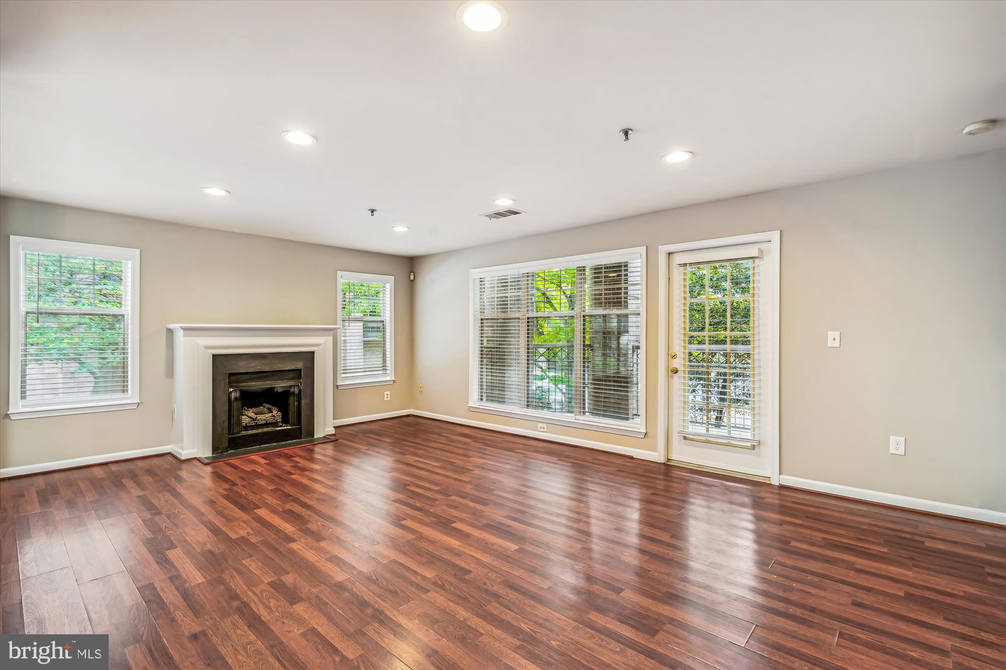 5563 Seminary Road, Unit 112 Falls Church, VA 22041 - Photo 5 of 33 Living Room