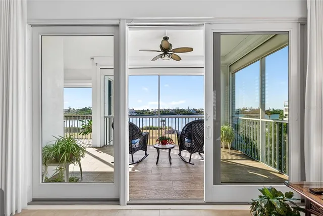 a view of an entryway with a livingroom
