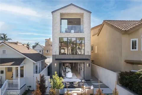 $3,795,000 | 520 11th Street, Huntington Beach, CA 92648