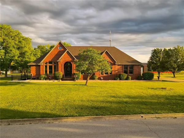 $849,000 | 1 Shamrock Drive, Lamar, MO 64759