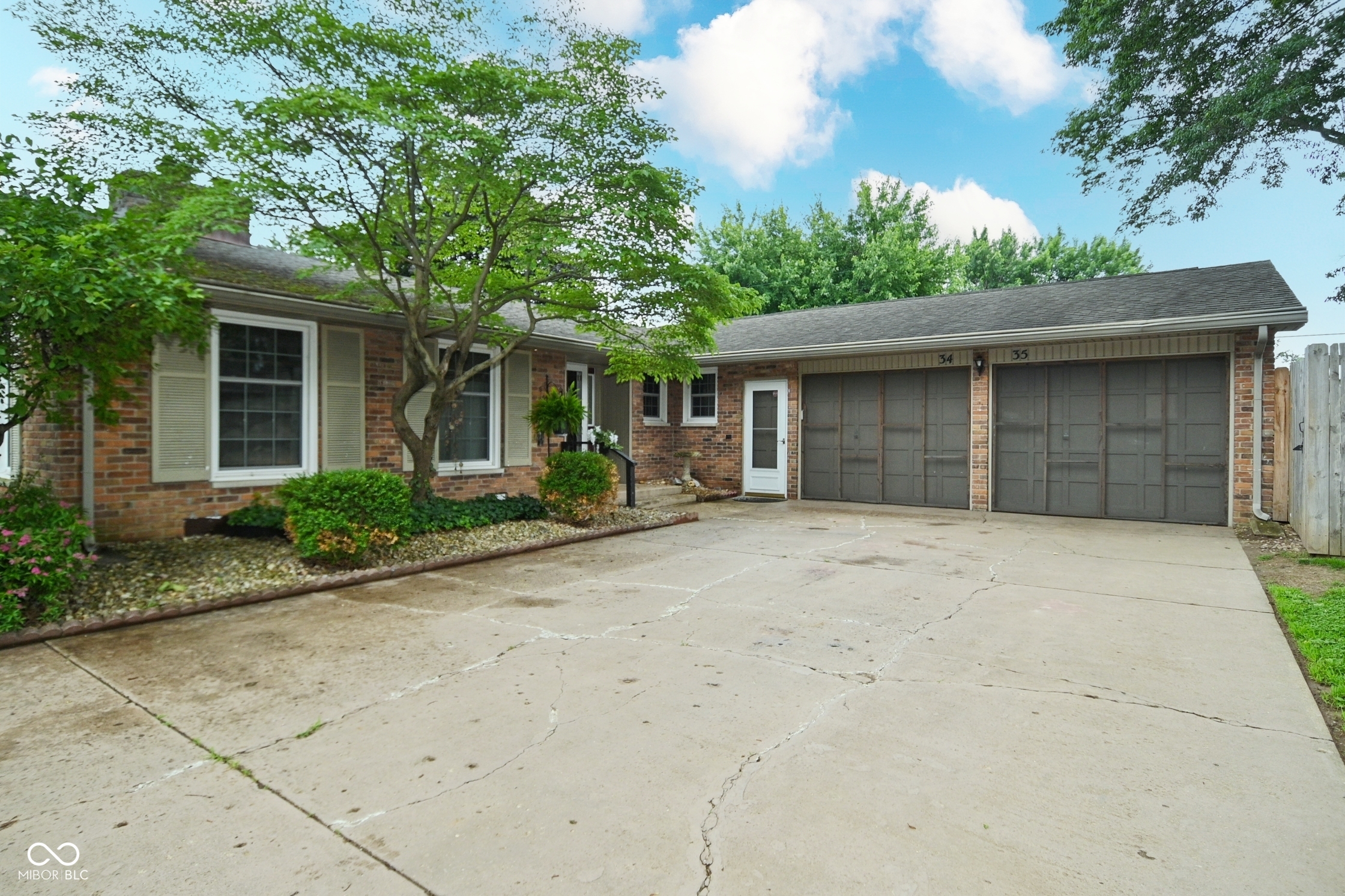 3435 Heritage Road Columbus, IN 47203 - Photo 2 of 31