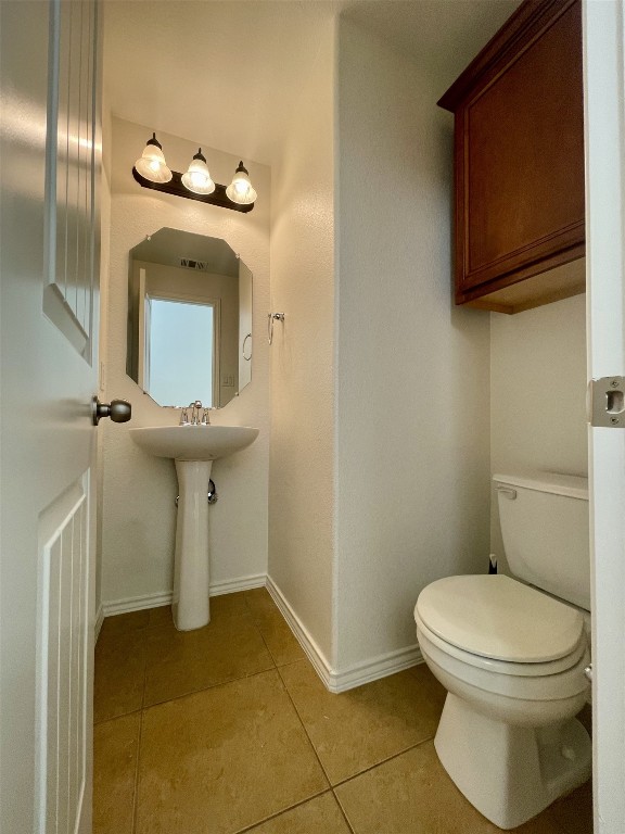 8725 White Ibis Drive Austin, TX 78729 - Photo 13 of 29 a bathroom with a toilet sink and mirror
