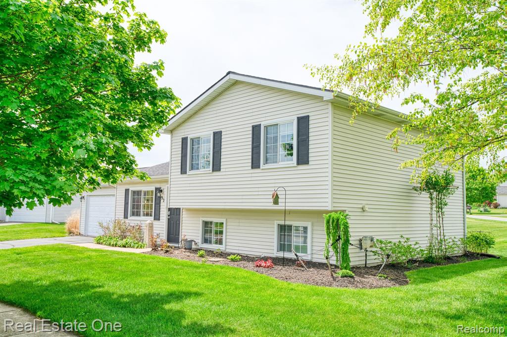 92 Turtle Trace Pinckney, MI 48169 - Photo 2 of 23 Gallery Image 2