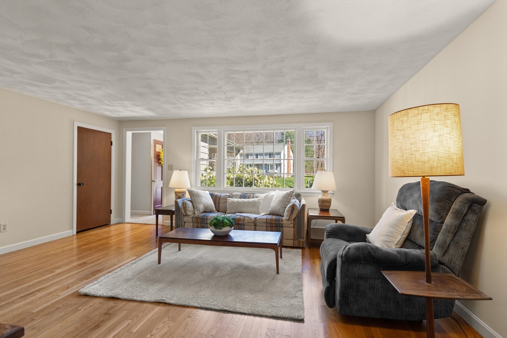 17 Galloway Road Chelmsford, MA 01824 - Photo 8 of 42 Gallery Image 8