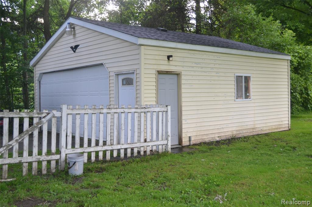 5244 Oleksyn Road Flint, MI 48504 - Photo 30 of 32