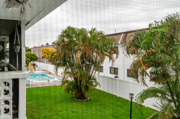 a view of house with front yard