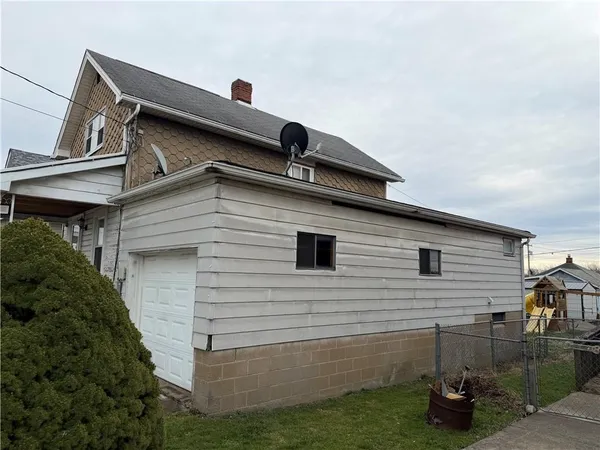a view of backyard of house and oven