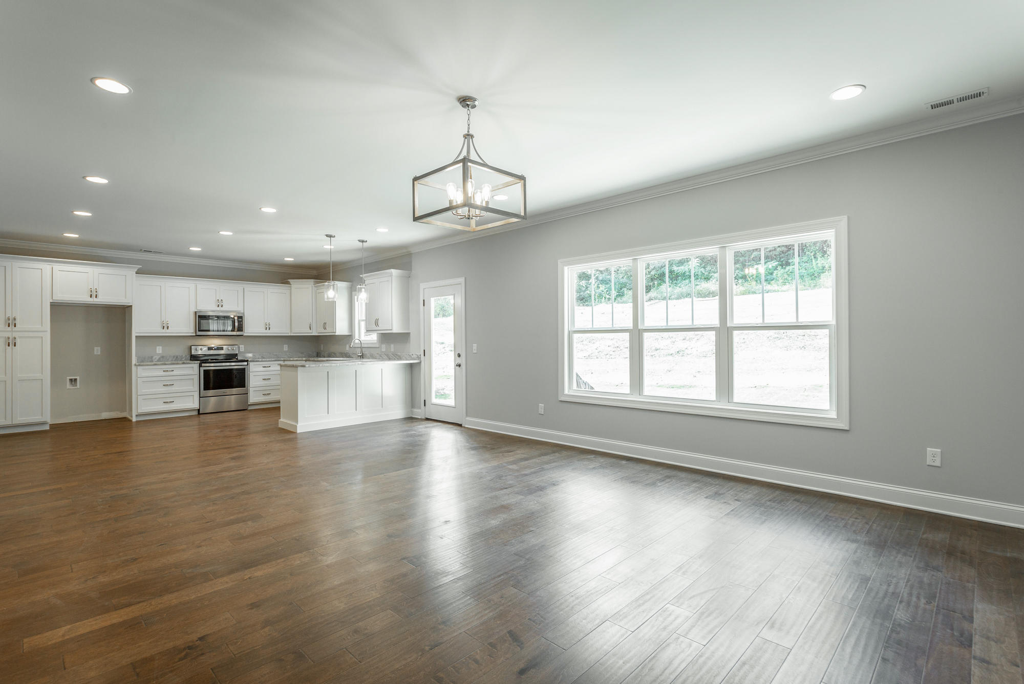 623 Lullwater Road Chattanooga, TN 37405 - Photo 2 of 38 Living/Kitchen