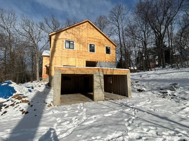 a view of backyard of the house