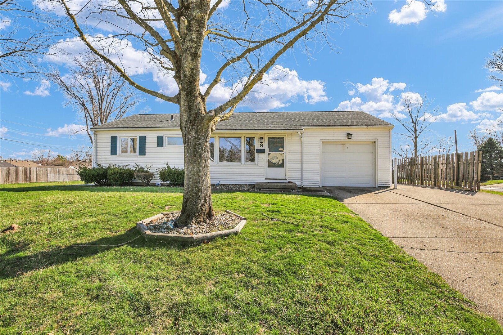 9 Glenview Drive Decatur, IL 62521 - Photo 2 of 31