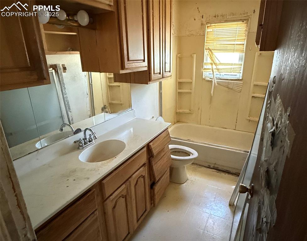 1117 West 6th Street La Junta, CO 81050 - Photo 8 of 18 a bathroom with a sink a toilet and tub