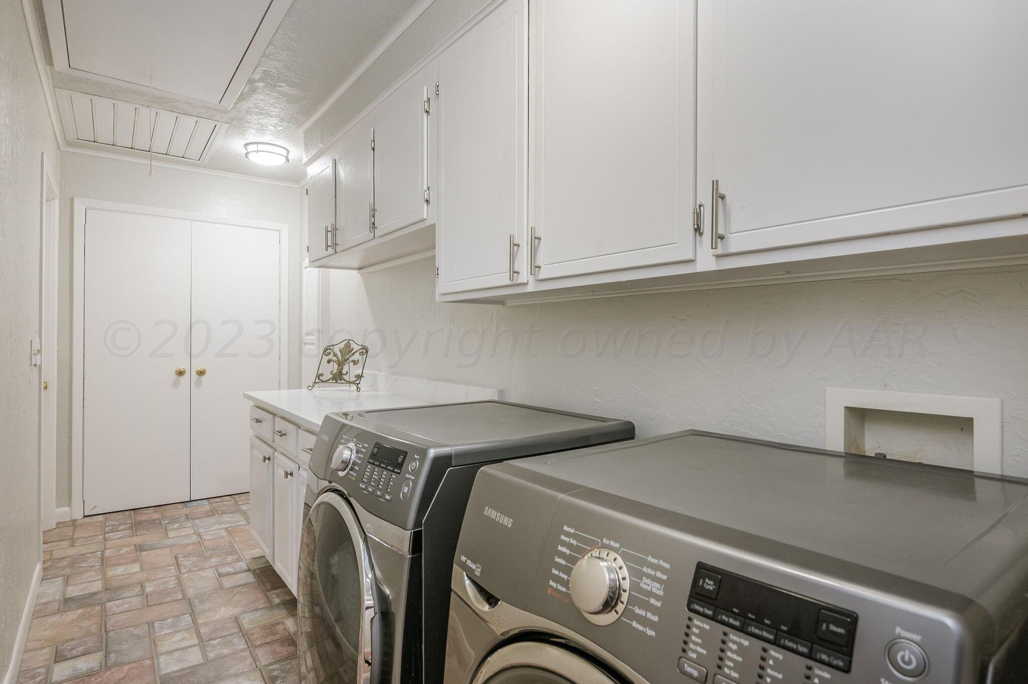 6019 Calumet Road Amarillo, TX 79106 - Photo 12 of 25 a utility room with dryer and washer