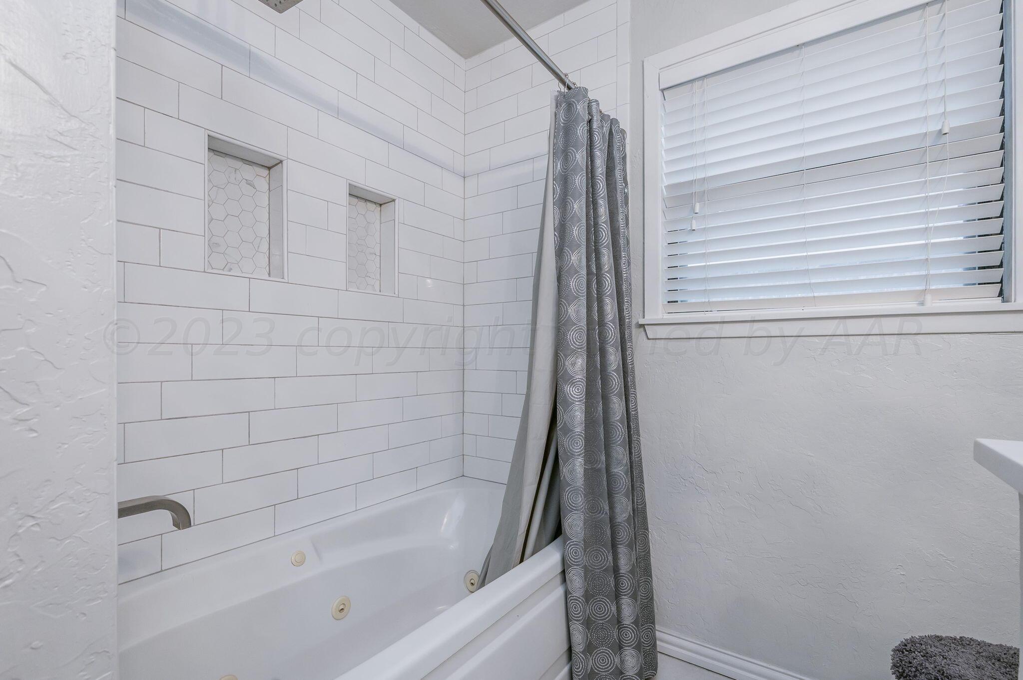 6019 Calumet Road Amarillo, TX 79106 - Photo 18 of 25 a bathroom with a bathtub