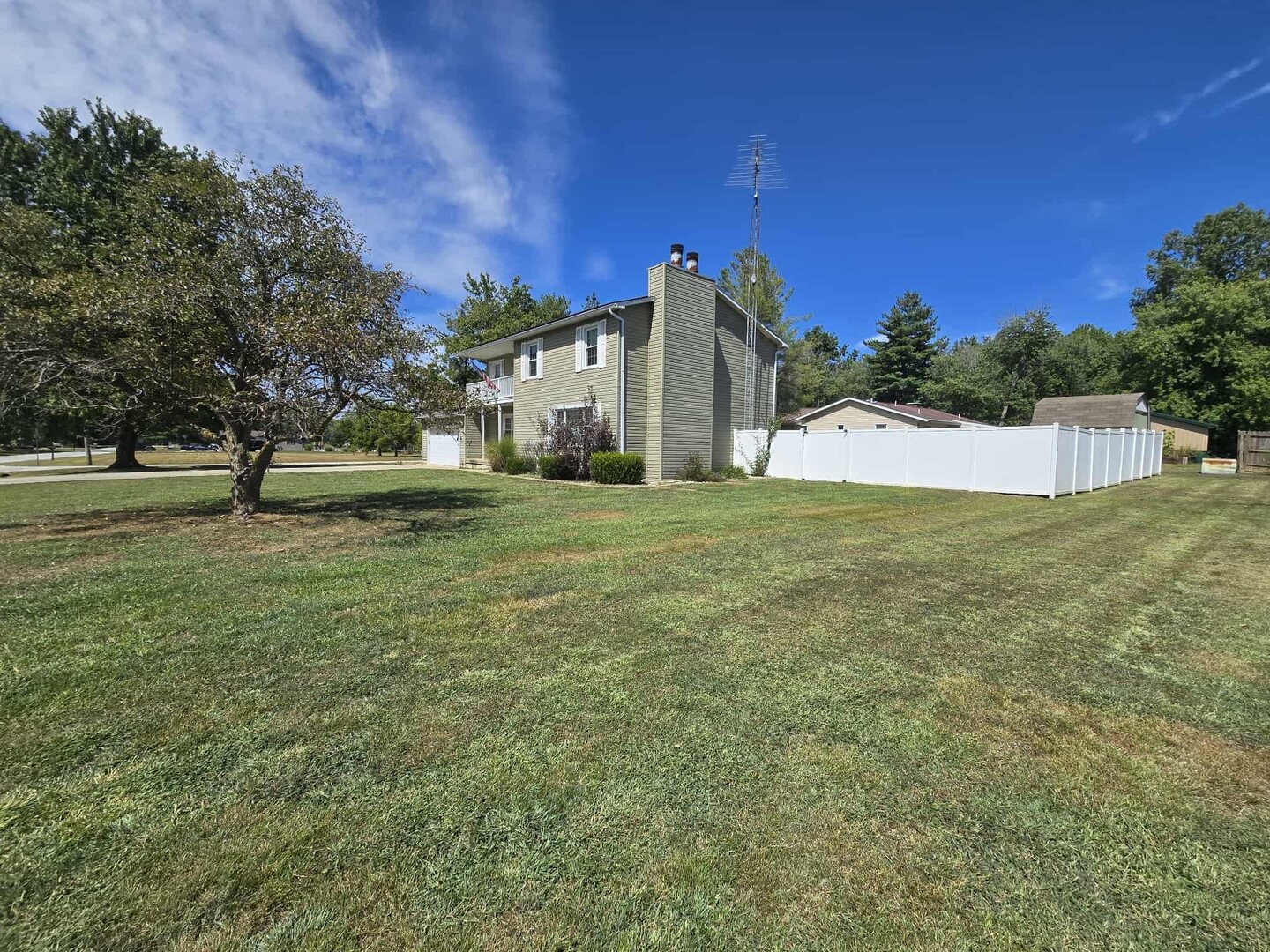 108 Mockingbird Lane Woodlawn, IL 62898 - Photo 4 of 43 a view of a house with a big yard