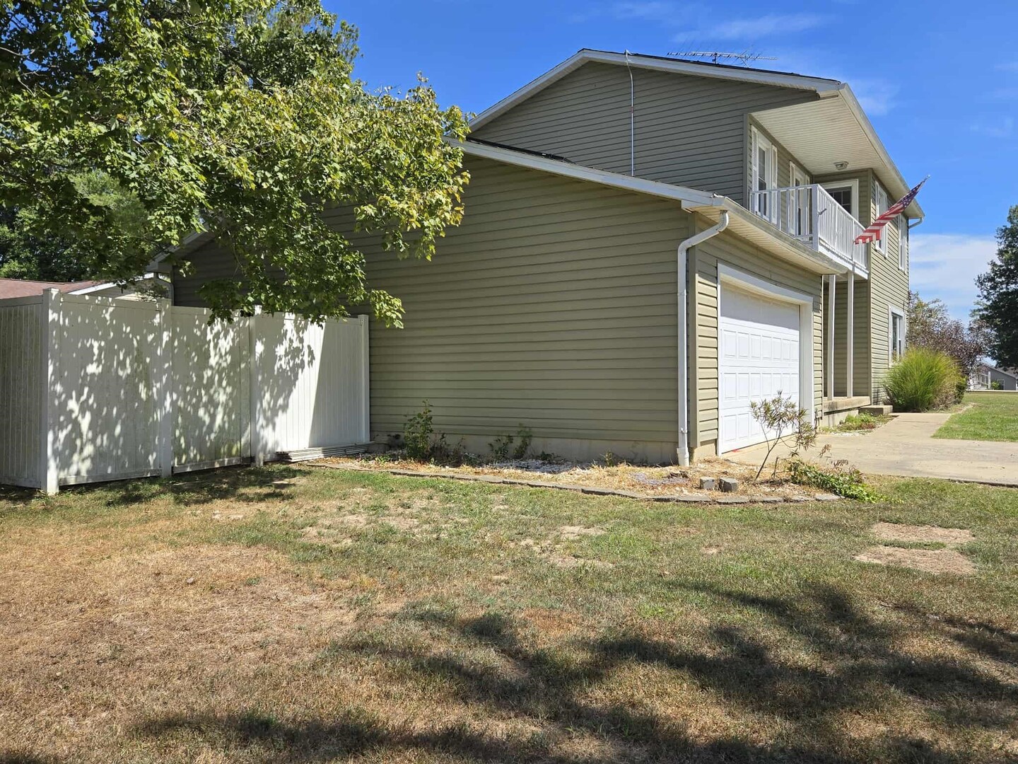 108 Mockingbird Lane Woodlawn, IL 62898 - Photo 6 of 43 a house with yard in front of it