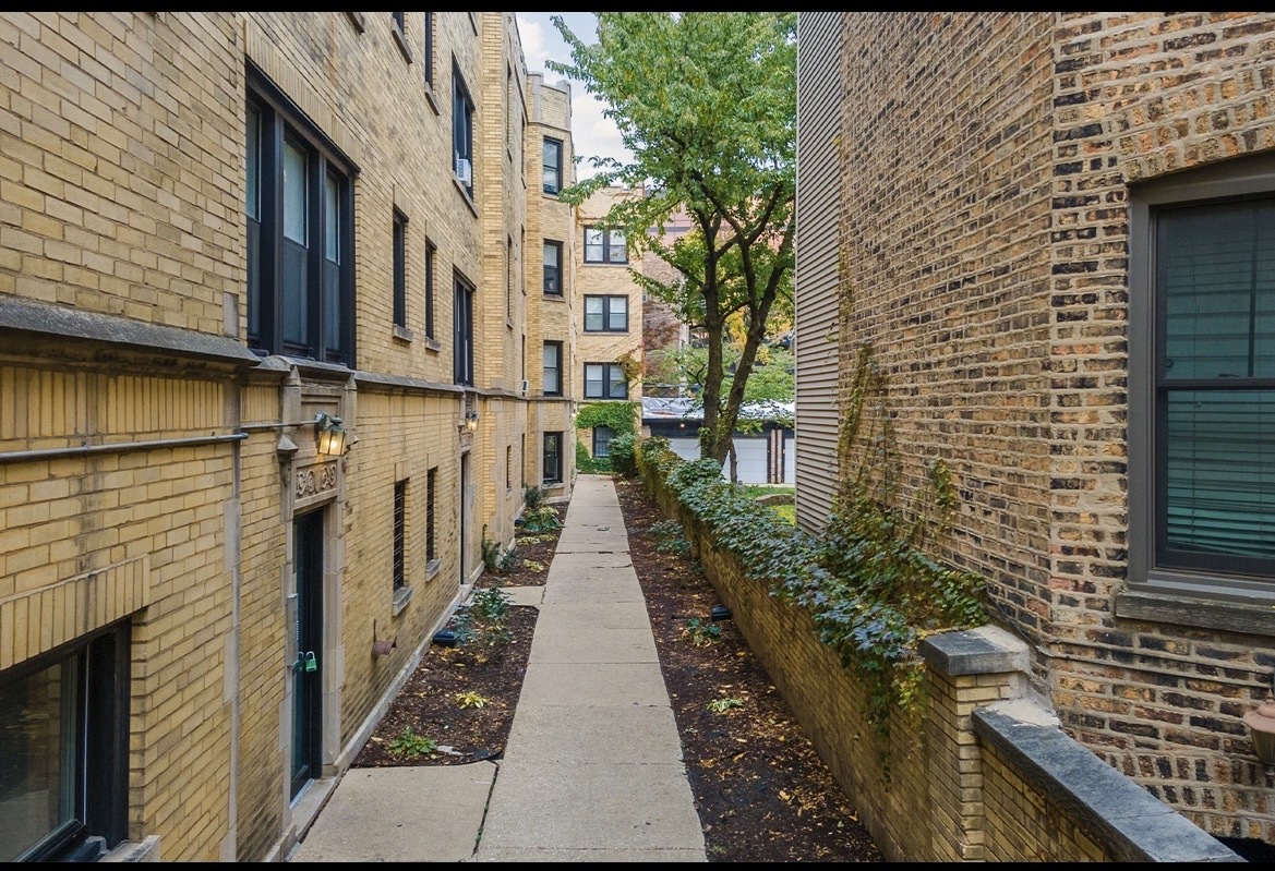 646 West Roscoe Street, Unit 1N Chicago, IL 60657 - Photo 3 of 11 a view of a pathway both side of building
