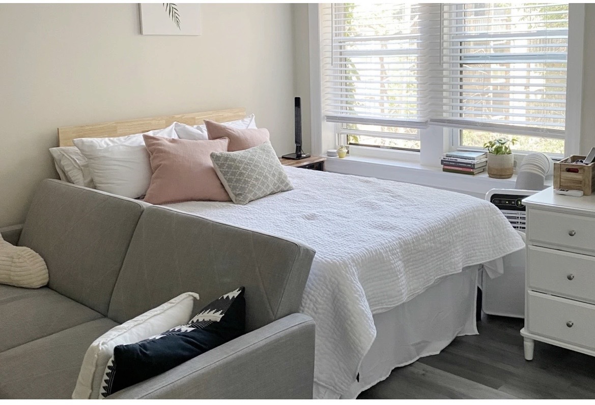646 West Roscoe Street, Unit 1N Chicago, IL 60657 - Photo 4 of 11 a bedroom with a bed and windows