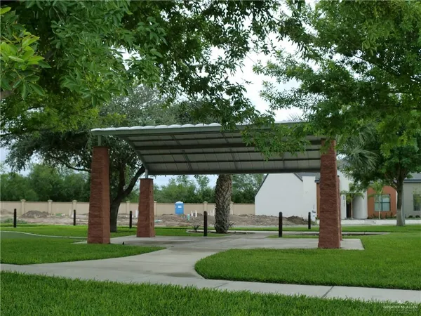 a view of a back yard