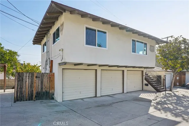 a view of a house with backyard