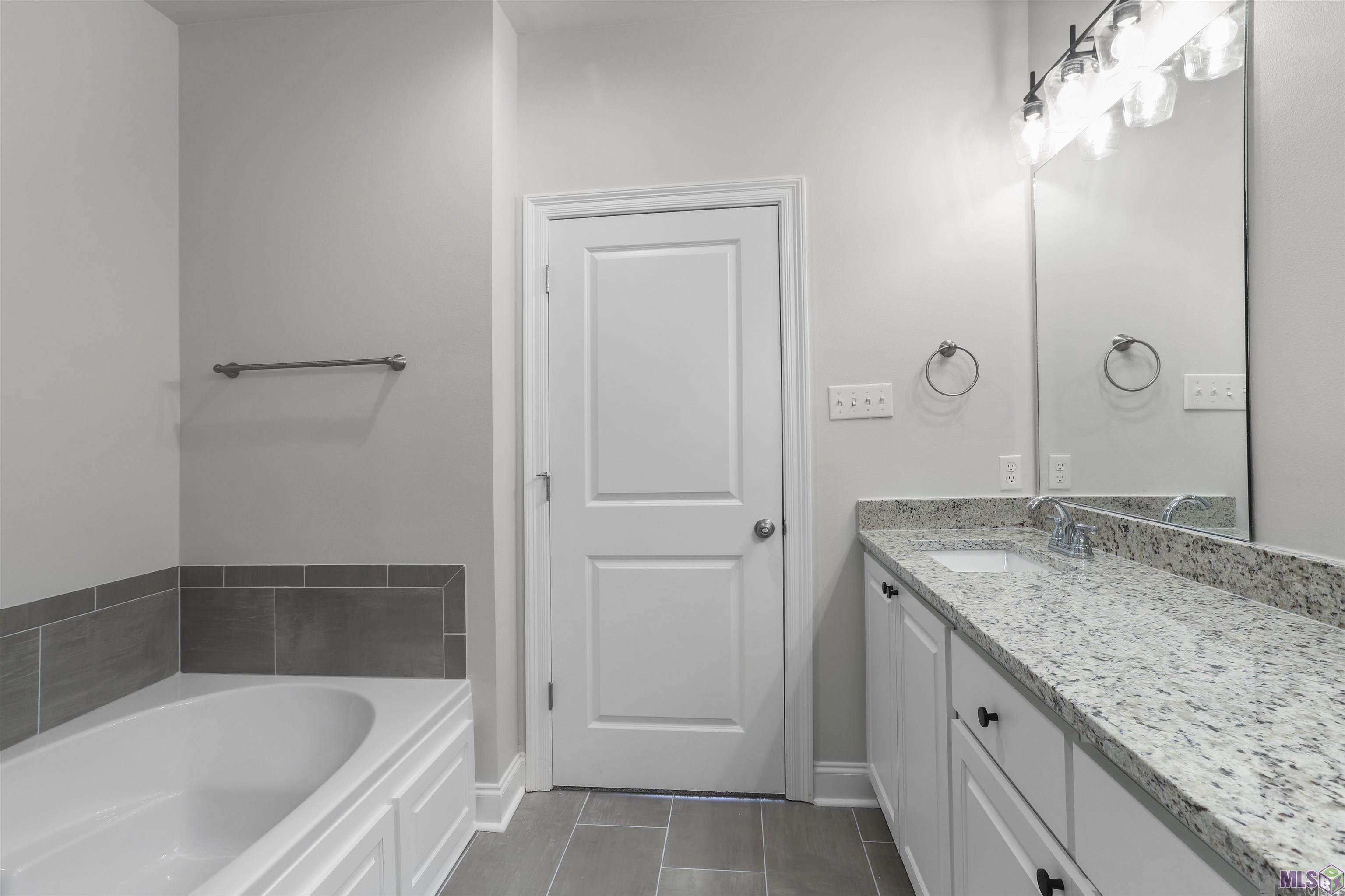 8722 Edgewater Drive Baton Rouge, LA 70820 - Photo 13 of 15 Separate bath tub & Shower