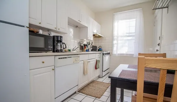 $3,200 | 187 Kent Street, Unit 3, Brookline, MA 02446