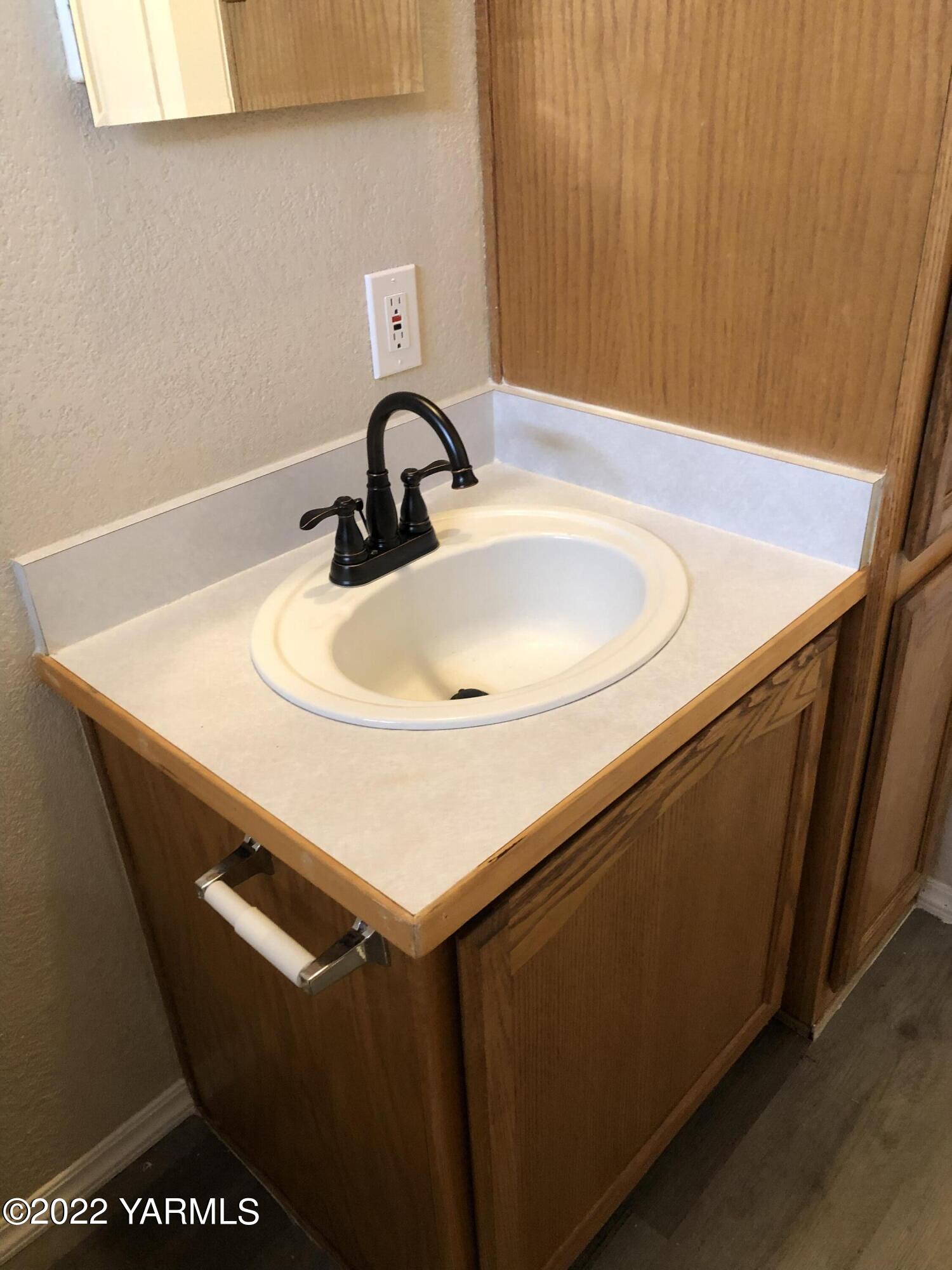 4912 Lateral A Road Wapato, WA 98951 - Photo 24 of 31 a close view of sink