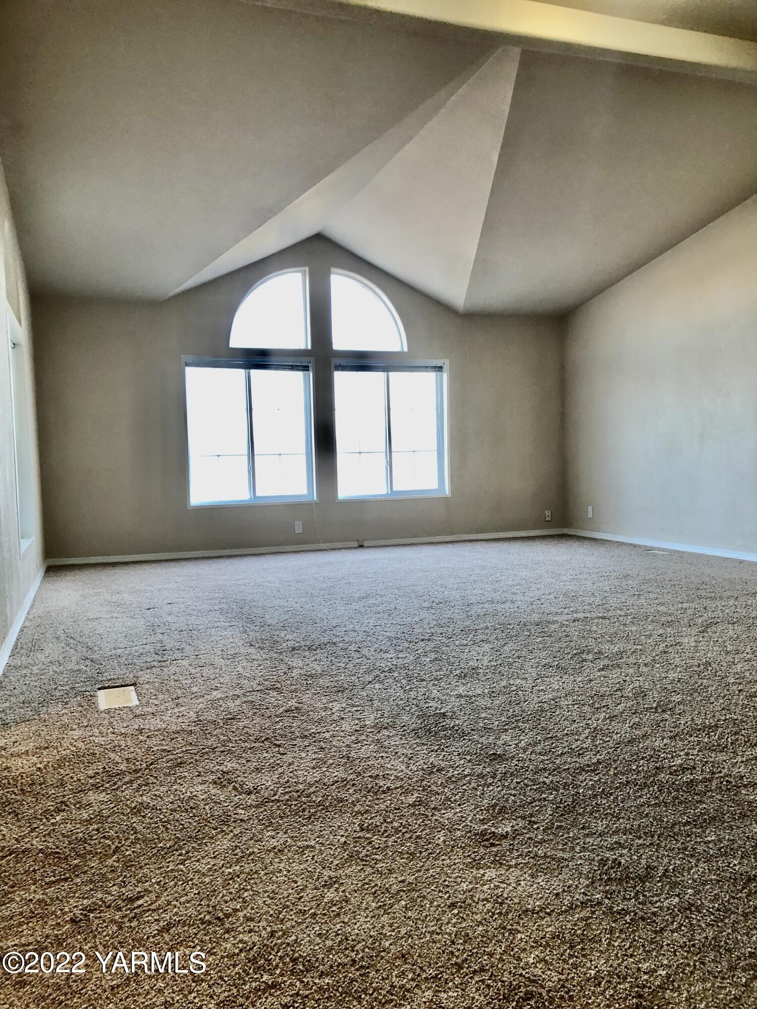 4912 Lateral A Road Wapato, WA 98951 - Photo 10 of 31 en empty room with windows